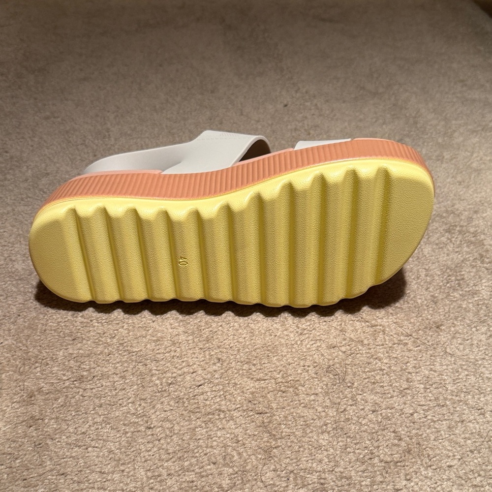 NWOT Women’s beige sandals - Picture 3 of 5